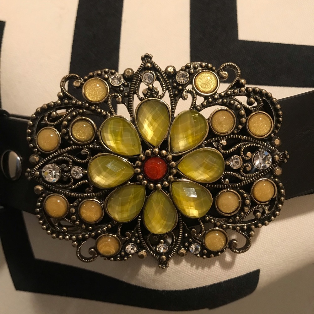 Belt with bejeweled buckel